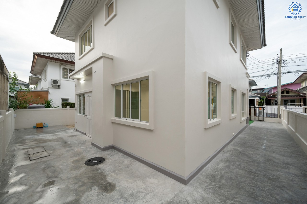 บ้านมือสองตกแต่งใหม่ โครงการ ชวนชื่นโมดัส แจ้งวัฒนะ เนื้อที่ 51.6 ตร.ว. ฟังก์ชัน 3 ห้องนอน 3 ห้องน้ำ จอดรถได้ 2 คัน รองรับทุกการอยู่อาศัย บนทำเลเดินทางเข้า-ออกเมืองสะดวก เชื่อมต่อถนนเลี่ยงเมืองปากเกร็ด, ถนนแจ้งวัฒนะ, ถนนติวานนท์ ใกล้รถไฟฟ้าสายสีชมพู "สถานีเลี่ยงเมืองปากเกร็ด" ทางด่วน "แจ้งวัฒนะ" และเซ็นทรัล แจ้งวัฒนะ